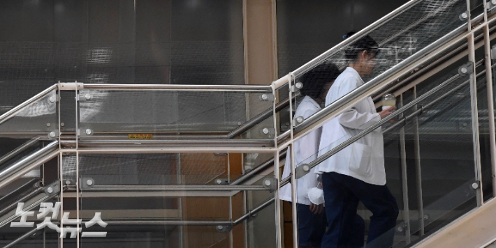 서울시내 한 대학병원에서 이동하는 의료진의 모습. 황진환 기자