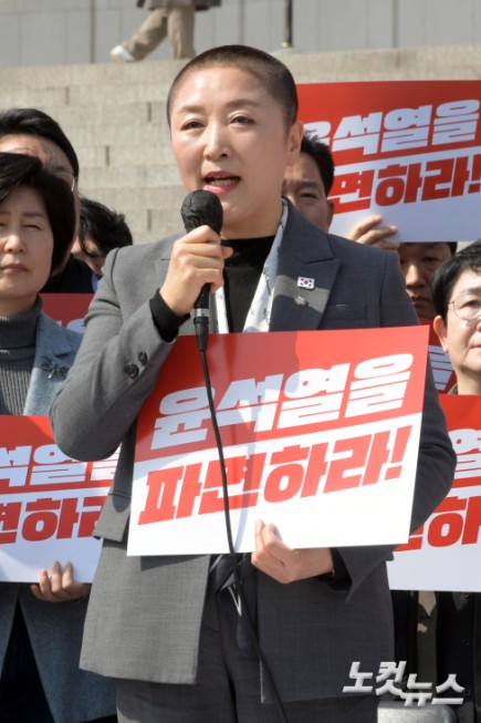 더불어민주당 전진숙 의원이 박홍배·김문수 의원과 11일 서울 여의도 국회 본청 앞에서 윤석열 대통령 조기 파면을 촉구하는 삭발식을 가진 뒤 발언을 하고 있다.
