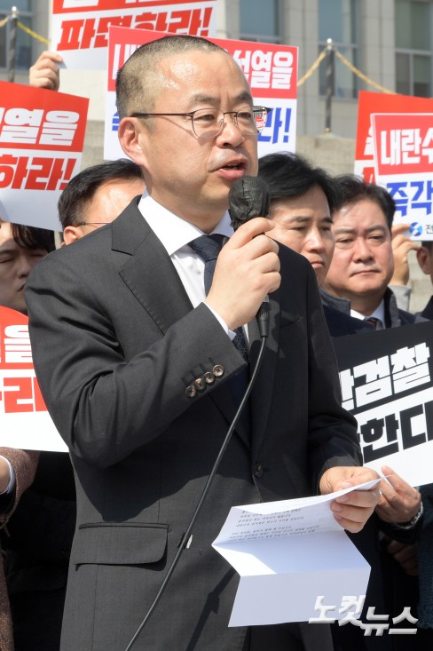 더불어민주당 박홍배 의원이 김문수·전진숙 의원과 11일 서울 여의도 국회 본청 앞에서 윤석열 대통령 조기 파면을 촉구하는 삭발식을 가진 뒤 발언을 하고 있다.