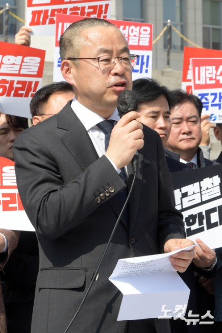 더불어민주당 박홍배 의원이 김문수·전진숙 의원과 11일 서울 여의도 국회 본청 앞에서 윤석열 대통령 조기 파면을 촉구하는 삭발식을 가진 뒤 발언을 하고 있다.