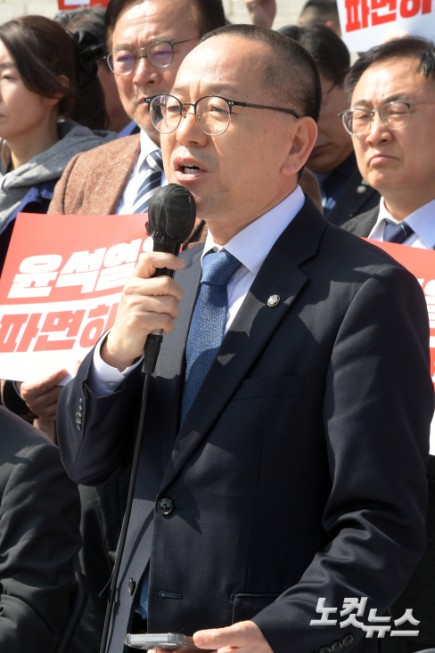 더불어민주당 김문수 의원이 박홍배·전진숙 의원과 11일 서울 여의도 국회 본청 앞에서 윤석열 대통령 조기 파면을 촉구하는 삭발식을 가진 뒤 발언을 하고 있다.