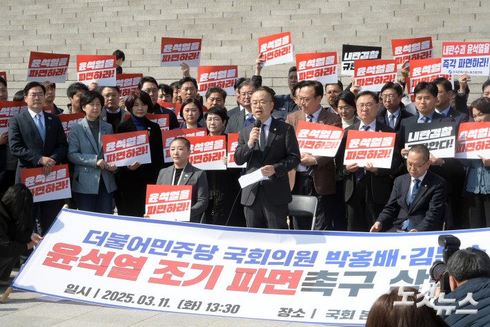 더불어민주당 박홍배 의원이 김문수·전진숙 의원과 11일 서울 여의도 국회 본청 앞에서 윤석열 대통령 조기 파면을 촉구하는 삭발식을 가진 뒤 발언을 하고 있다.