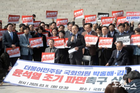 더불어민주당 박홍배 의원이 김문수·전진숙 의원과 11일 서울 여의도 국회 본청 앞에서 윤석열 대통령 조기 파면을 촉구하는 삭발식을 가진 뒤 발언을 하고 있다.