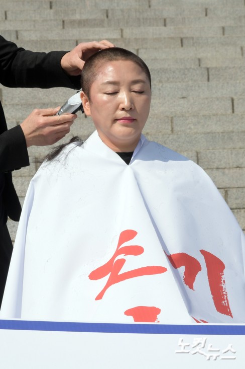 더불어민주당 전진숙 의원이 박홍배·김문수 의원과 11일 서울 여의도 국회 본청 앞에서 윤석열 대통령 조기 파면을 촉구하는 삭발식을 하고 있다.