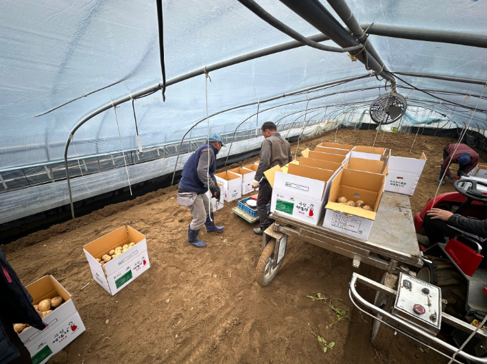 전라남도는 전국 최초로 시행 중인 농어민 공익수당을 농어업인 21만 8천여 명, 1311억 원 규모로 확정하고 민생안정을 위해 3월부터 조기 지급한다. 전남도 제공