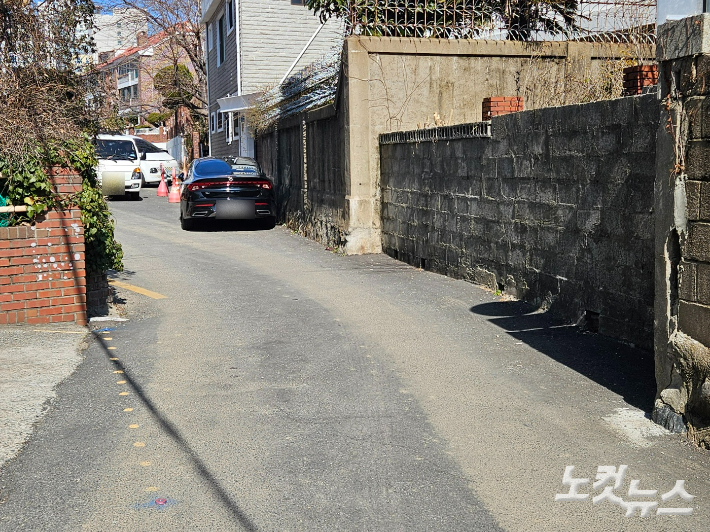상가 신축이 결정된 부지를 오가는 진입로. 김혜민 기자