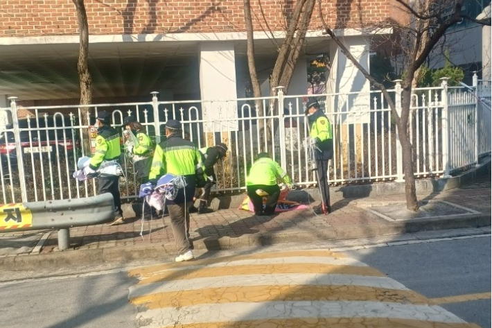 익산시가 초등학교 주변 불법 광고물에 대한 일제 정비에 들어갔다. 익산시 제공