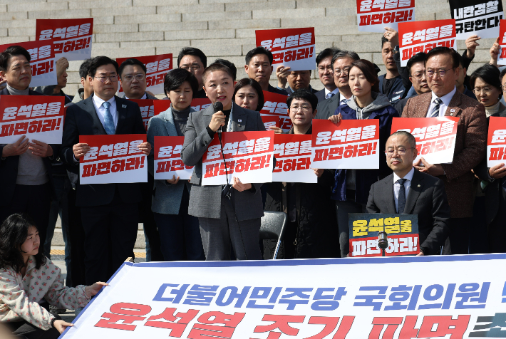 더불어민주당 전진숙 의원(광주 북구을, 국회 보건복지위)은 11일 국회 본청 앞 계단에서 '삭발식'을 갖고, 윤석열 대통령에 대한 헌법재판소의 조속한 파면 선고를 요구했다. 전진숙 의원실 제공 
