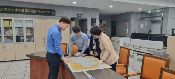 해양교육원 교수요원들이 경비수역에 대한 구분과 관할 경비 세력 배치에 대한 설명을 듣고 있다. 해경교욱원 제공