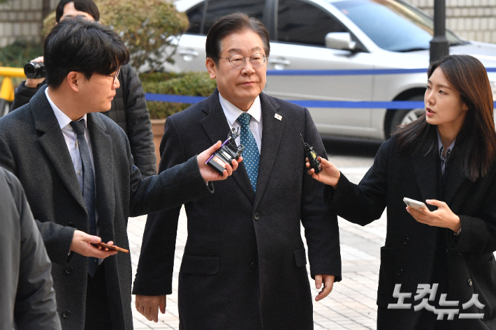 이재명 더불어민주당 대표가 11일 오전 서울 서초구 서울중앙지방법원에서 열린 대장동 배임 및 성남FC 뇌물 혐의 1심 속행공판에 출석하고 있다. 류영주 기자