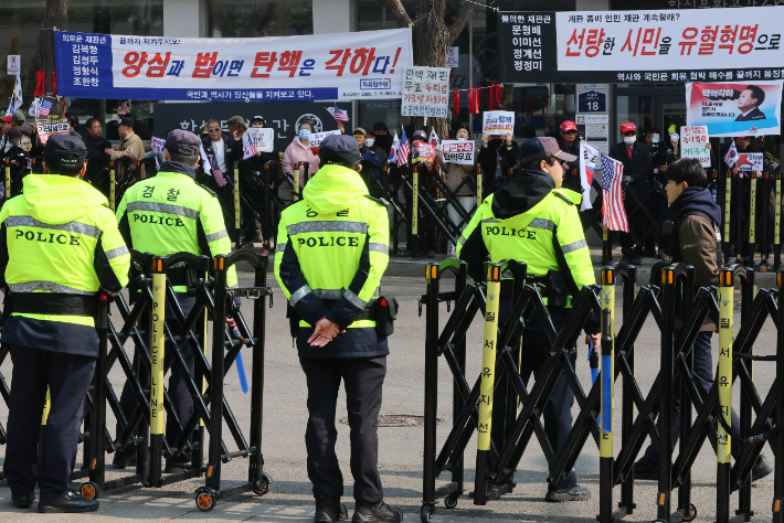 탄핵심판 선고 이번주?     (서울=연합뉴스) 이정훈 기자 = 10일 서울 종로구 헌법재판소 앞에서 경찰들이 근무를 서고 있다. 이르면 이번 주 윤석열 대통령에 대한 탄핵심판 선고가 예상된다. 2025.3.10     uwg806@yna.co.kr (끝)   <저작권자(c) 연합뉴스, 무단 전재-재배포, AI 학습 및 활용 금지> 연합뉴스