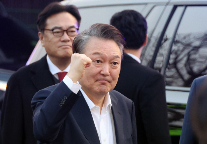 윤석열 대통령, 관저 앞 도착     (서울=연합뉴스) 한상균 기자 = 서울구치소에서 석방된 윤석열 대통령이 8일 서울 한남동 관저 앞에서 차에서 내려 지지자들에게 손을 들어 보이고 있다. 2025.3.8     xyz@yna.co.kr (끝)   <저작권자(c) 연합뉴스, 무단 전재-재배포, AI 학습 및 활용 금지> 연합뉴스