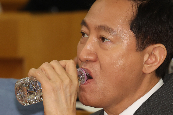 오세훈 서울시장이 물을 마시고 있다. 연합뉴스