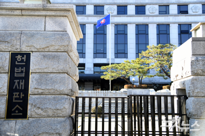 서울 종로구 헌법재판소기가 바람에 휘날리고 있다. 박종민 기자