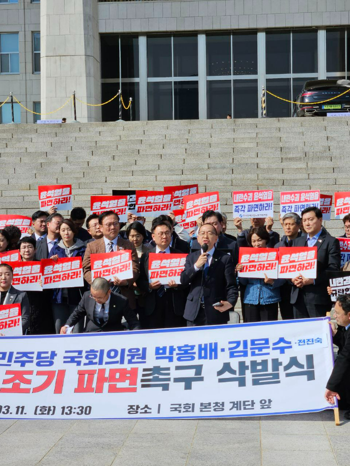 김문수 의원이 삭발 후, 동료 의원들과 함께 발언하고 있다. 김문수 의원실 제공