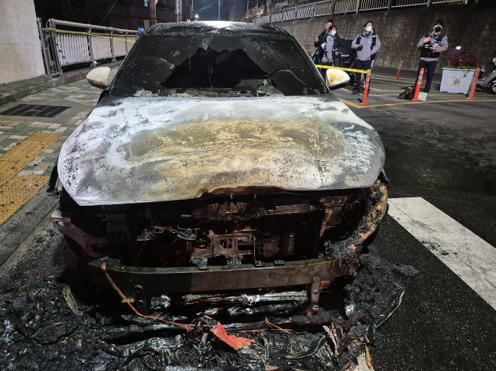 11일 오후 10시 20분쯤 부산진구 전포동에서 달리던 차량에 불이 나 수백만 원대 재산피해가 났다. 부산소방재난본부 제공