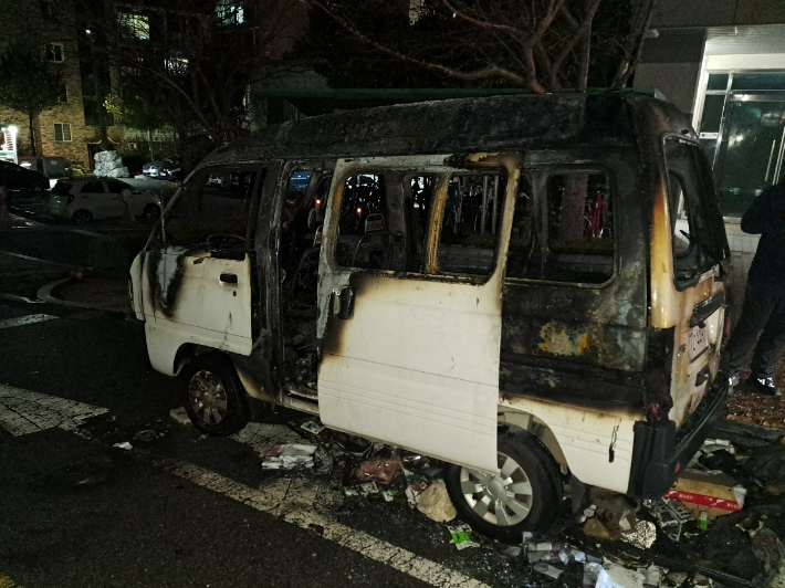 11일 오후 9시쯤 부산 사상구 감전동의 한 아파트 단지에서 정차된 택배 차량에 불이 났다. 부산소방재난본부 제공