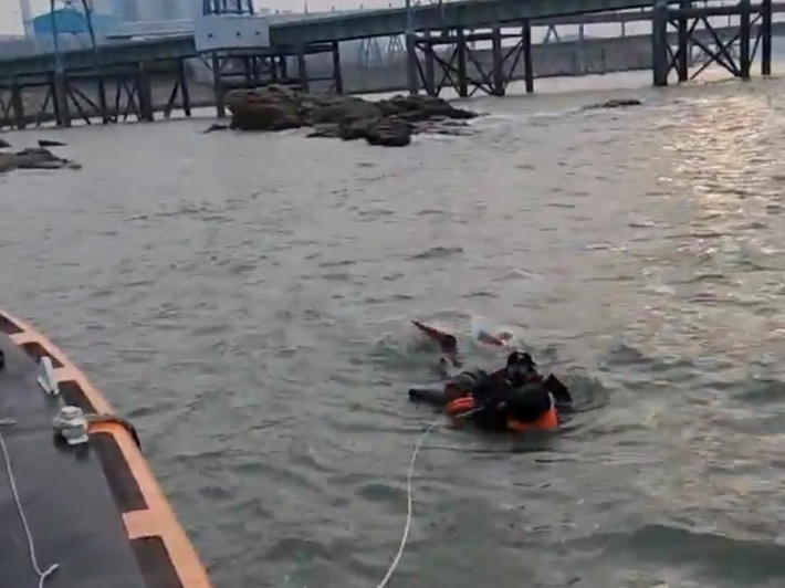 해경이 민어도 인근 갯바위에서 고립객을 구조하고 있다. 태안해경 제공