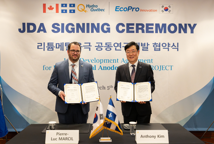  김윤태 에코프로이노베이션 대표(오른쪽)와 피에르 뤽 막실 하이드로퀘백 연구총책임자는 지난 5일 서울 인터콘티넨탈 호텔에서 '차세대 리튬메탈음극 공동개발'을 위한 협약을 체결했다. 에코프로 제공