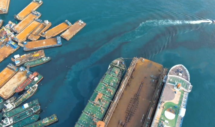 12일 오전 7시 50분쯤 부산 영도 봉래동 물양장에 폐유가 유출돼 해경이 긴급 방제 조치에 나섰다. 부산해양경찰서 제공