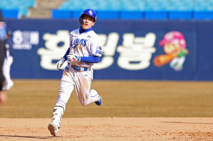 삼성 홍현빈이 11일 대구 삼성 라이온즈 파크에서 열린 두산과 시범 경기에서 6회말 만루 홈런을 친 뒤 그라운드를 돌고 있다. 삼성