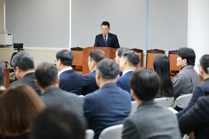 전라남도 대중교통 활성화 특별위원회는 지난 11일 전남도의회에서 '전라남도 수요응답형 교통체계(DRT) 발전전략 포럼'을 개최했다. 전남도의회 제공
