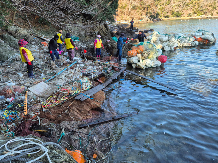 해양쓰레기 전담반이 활동하는 모습. 경남도청 제공
