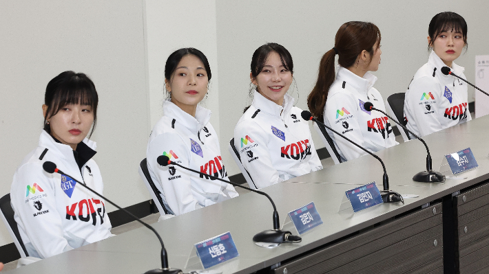 세계여자컬링선수권 미디어데이 참석한 경기도청 컬링팀. 연합뉴스