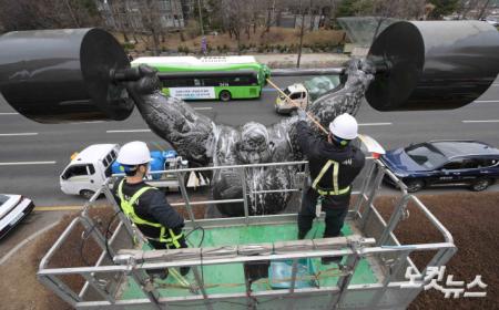 송파구, 올림픽 상징조형물 세척