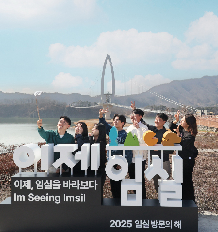 임실군 옥정호 출렁다리 앞에 설치된 약 1.6m 높이의 특별한 포토존. 임실군 제공