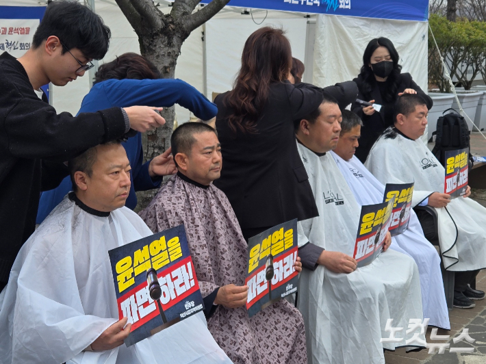 왼쪽부터 전주혁신회의 김동우 공동대표, 완주혁신회의 윤수봉 공동대표, 여석경 공동대표, 익산혁신회의 나갑주 공동대표, 서보훤 전북혁신회의 상임위원. 남승현 기자