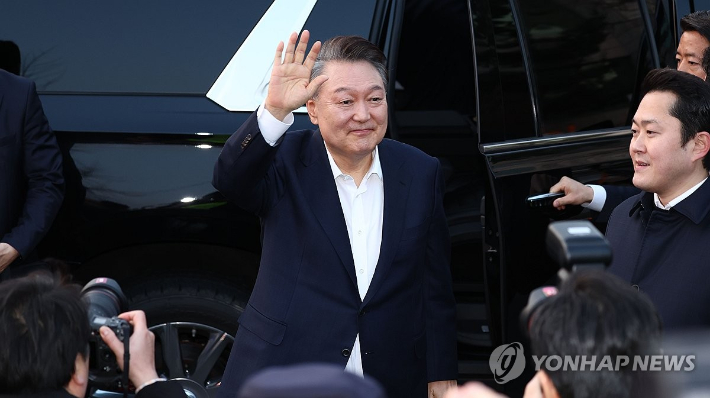 (서울=연합뉴스) 김인철 기자 = 서울구치소에서 석방된 윤석열 대통령이 8일 서울 한남동 관저 앞에 도착, 차량에서 내려 지지자들을 향해 인사하고 있다. 2025.3.8 yatoya@yna.co.kr 연합뉴스