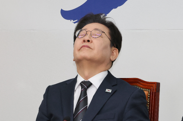 더불어민주당 이재명 대표(왼쪽)가 12일 서울 여의도 국회에서 열린 최고위원회의에 참석해 의원들의 발언을 경청하며 생각에 잠겨 있다. 연합뉴스