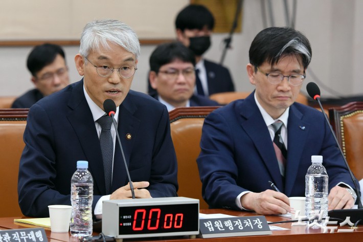 법사위, 답변하는 천대엽 법원행정처장