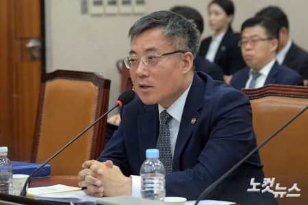 답변하는 김석우 법무부 장관 직무대행