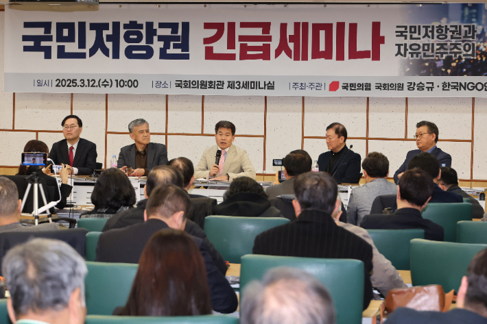 한국사 강사 전한길씨가 12일 서울 여의도 국회 의원회관에서 열린 '국민저항권 긴급세미나'에서 기조강연 하고 있다. 연합뉴스