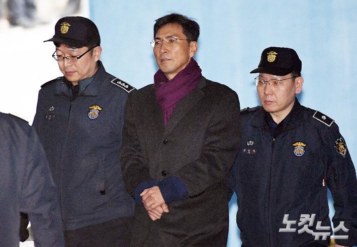 지난 2019년 안희정 전 충남지사가 서울 서초구 서울고등법원에서 열린 비서성폭행 관련 강제추행 등 항소심 선고공판에서 법정구속이 되어 호송차로 이동하고 있다.