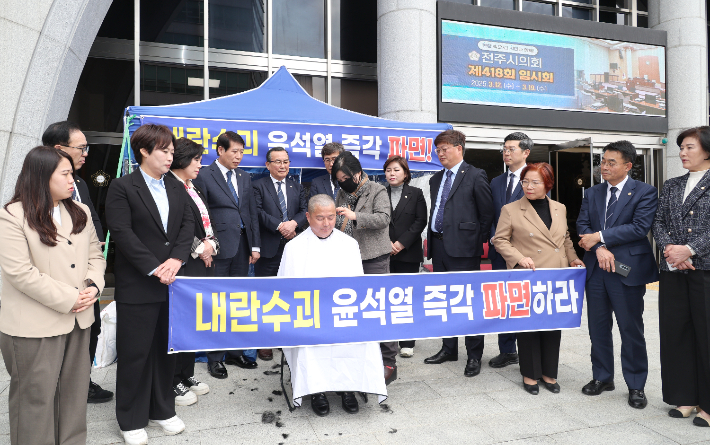 민주당 소속인 김원주 전주시의회 운영위원장이 12일 윤석열 대통령 파면을 촉구하며 삭발을 하고 있다. 전주시의회 제공