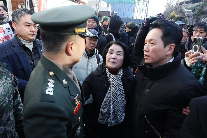 박정훈 전 해병대 수사단장과 어머니 김봉순씨. 연합뉴스