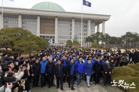 더불어민주당 박찬대 원내대표와 의원들이 12일 서울 여의도 국회 본청 앞에서 내란수괴 윤석열 파면 촉구  도보행진 출정식을 가진 뒤 광화문을 향해 행진하고 있다.