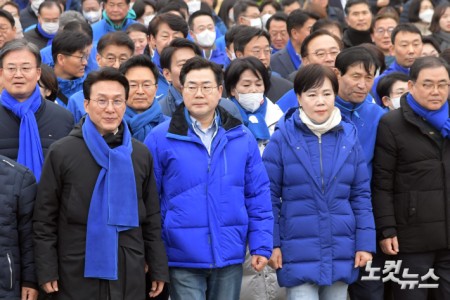 더불어민주당 박찬대 원내대표와 의원들이 12일 서울 여의도 국회 본청 앞에서 내란수괴 윤석열 파면 촉구  도보행진 출정식을 가진 뒤 광화문을 향해 행진하고 있다.