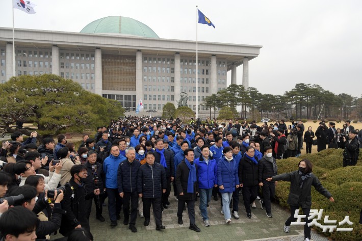 더불어민주당 박찬대 원내대표와 의원들이 12일 서울 여의도 국회 본청 앞에서 내란수괴 윤석열 파면 촉구  도보행진 출정식을 가진 뒤 광화문을 향해 행진하고 있다.