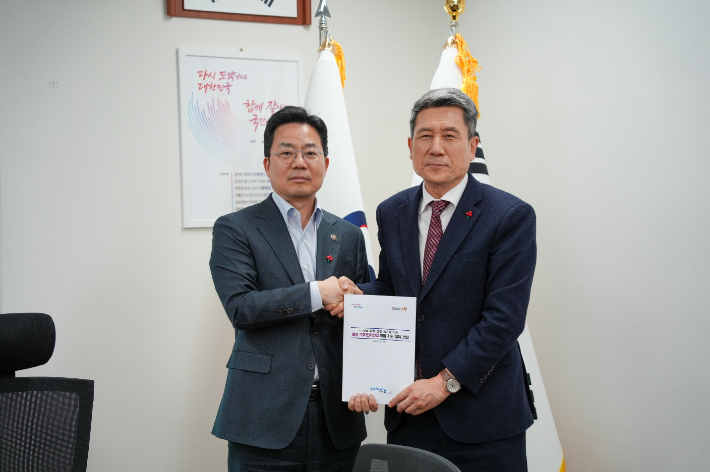 이강덕 포항시장이 박성택 산업통상자원부 제1차관을 만나 철강 및 이차전지 산업 위기 대응을 위한 긴급대책 마련을 요청했다. 포항시 제공