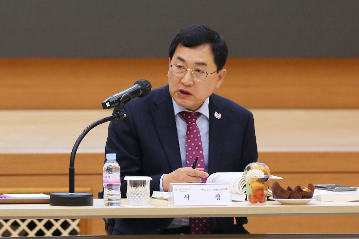 주낙영 시장이 '2026년 국비 지원 건의사업 보고회'에서 국비 확보를 위한 대책 마련을 지시하고 있다. 경주시 제공