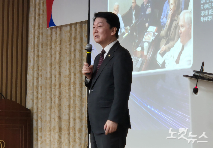 국민의힘 소속 안철수 의원이 12일 경북대 글로벌프라자 경하홀에서 대학생들을 대상으로 강연을 하고 있다. 이재기 기자 