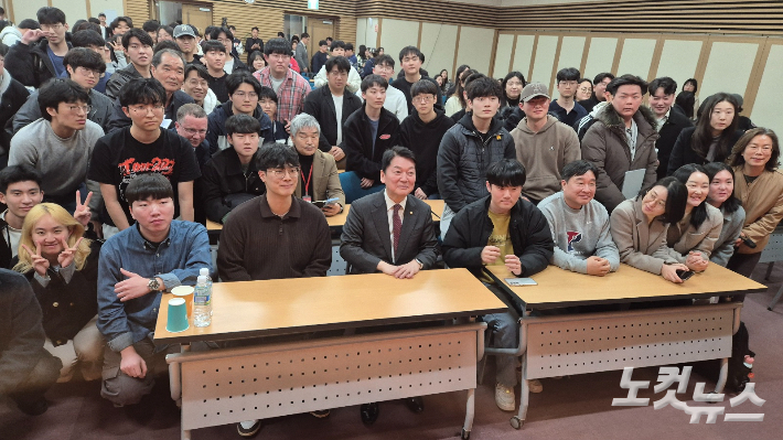 안철수 의원이 강연후 학생들과 함께 사진을 촬영하고 있다. 이재기 기자 