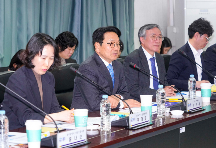 강기정 광주광역시장이 12일 오후 광주테크노파크에서 트럼프 2기 정부 출범, 지역 수출 기업 경쟁력 재고를 위해 동남아 수출 기업인, 유관기관 등과 동남아 수출 활성화 방안을 논의하고 있다. 광주광역시 제공