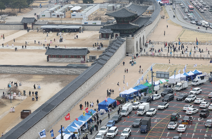 더불어민주당, 조국혁신당, 한국노총, 민주노총 등을 포함한 여러 단체들이 탄핵 선고를 앞둔 12일 서울 종로구 광화문 인근에 텐트를 설치해 장외 농성을 이어가고 있다. 연합뉴스