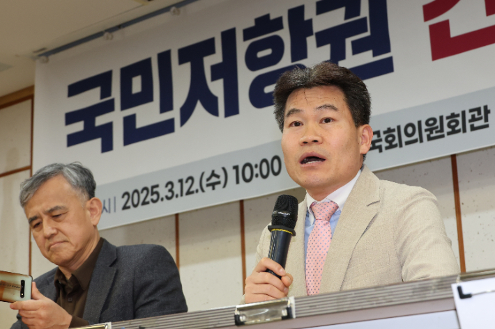 한국사 강사 전한길씨가 12일 서울 여의도 국회 의원회관에서 열린 '국민저항권 긴급세미나'에서 기조강연 하고 있다. 연합뉴스