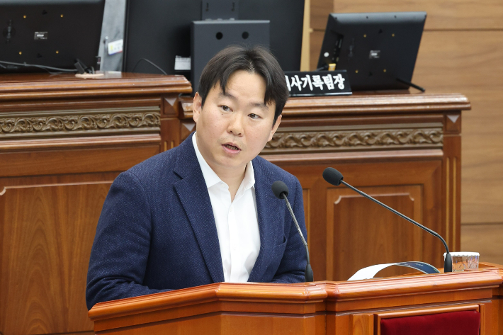 시정질의하고 있는 박승엽 창원시의원. 창원시의회 제공